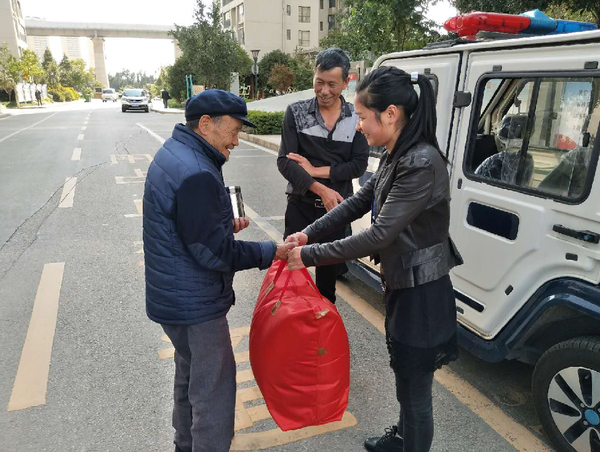 洛羊街道果林社区开展“敬老月”走访慰问活动