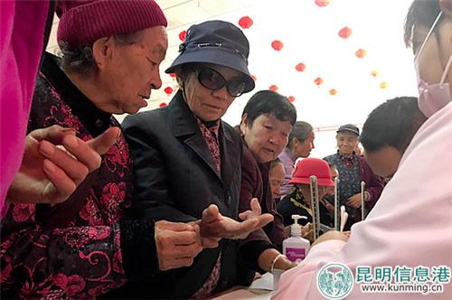 为老年人验血