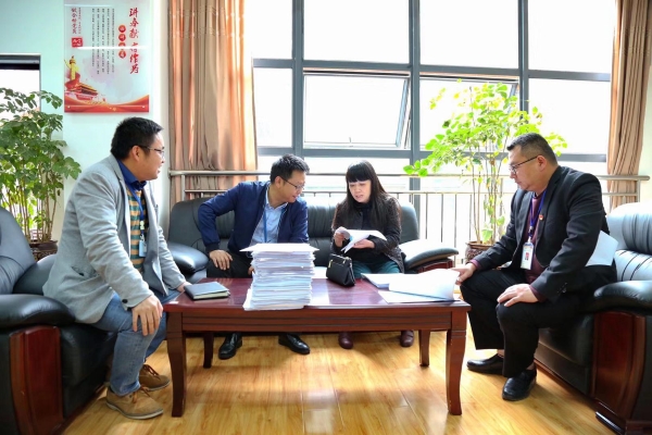 何云虹副书记一行走访了社区为民服务中心