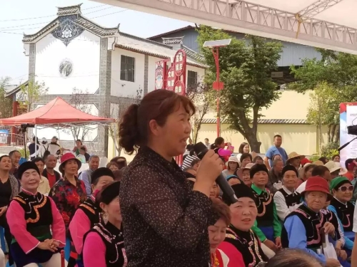 现场群众踊跃参与知识竞答