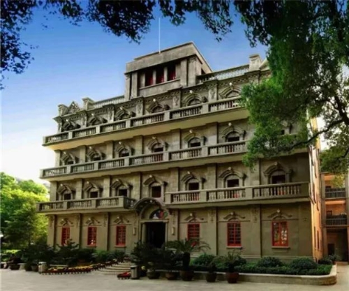 南昌八一起义纪念馆筹建于1956年，是为纪念南昌起义而设立的专题纪念馆，下辖“一馆五址”。八一起义总指挥部旧址原为江西大旅社，是八一南昌起义的总指挥部。