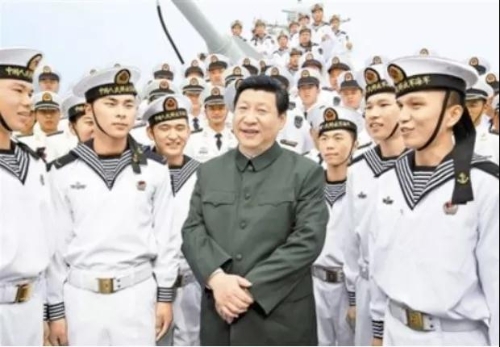 2012年12月8日，中共中央总书记、中共中央军委主席习近平在海军“海口”舰上视察时，与水兵亲切交谈。