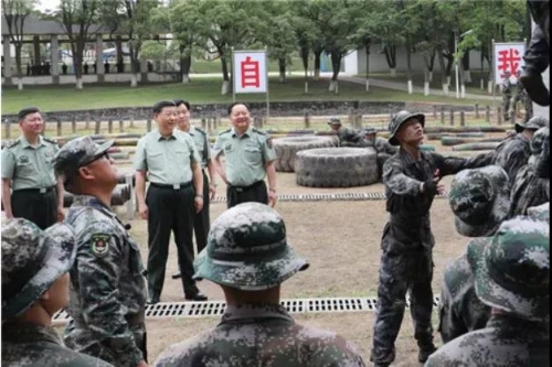 2019年5月21日，中共中央总书记、国家主席、中央军委主席习近平到陆军步兵学院视察。这是习近平观看学员进行极限训练。