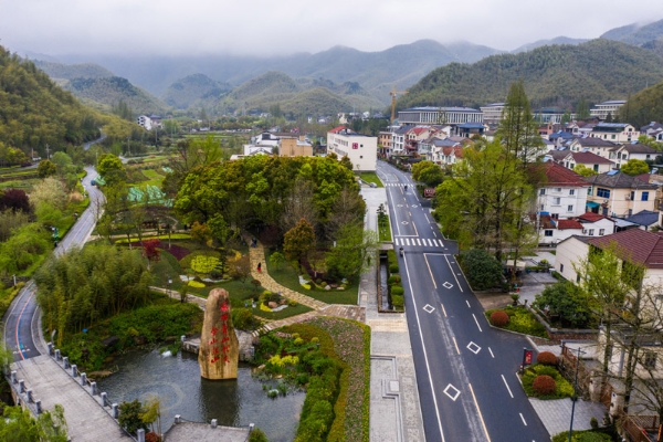 空中俯瞰浙江省安吉县天荒坪镇余村（2020年3月31日摄，无人机照片）。新华社记者 徐昱 摄